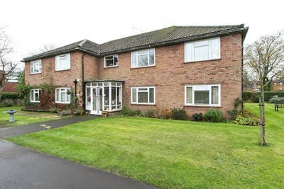 Commuter Single In Heart Of Fleet  Main Photo