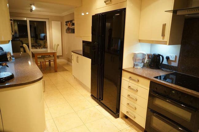 Double Room, off Road Parking Main Photo