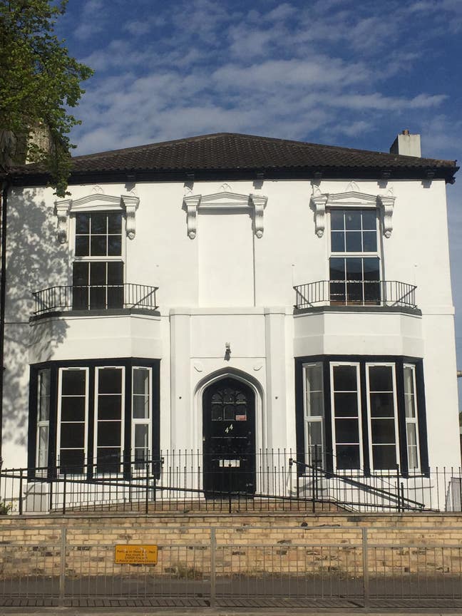 Townhouse w/LargeDouble Rooms for Professionals Main Photo