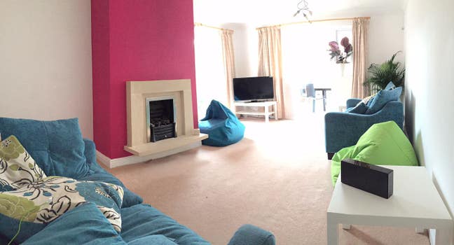 Small double in sociable house by hospital Main Photo