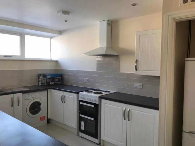 Newly refurbished 4 Beds HMO Flat in Town Centre Main Photo