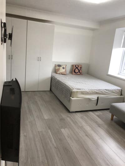 Beautiful Large Studio Flat for Rent in Feltham Main Photo
