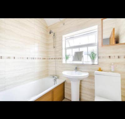 Room in Fully Furnished Household Main Photo