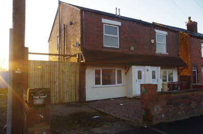 1 en suite room available all bills included. Main Photo