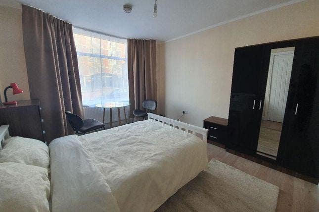 En-suit room- house with tidy friendly tenants Main Photo