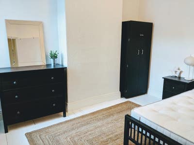 Charming Double Bedroom (1 of 4 rooms) Main Photo