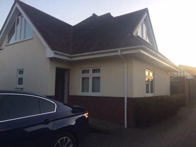 Double room with private bathroom in good location Main Photo