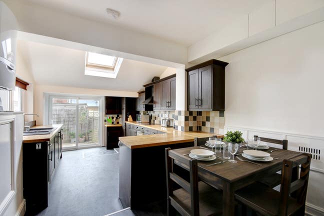 Lovely double room right near Nationwide & Intel Main Photo