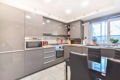 Brand New Spacious Double Room Weekly Cleaner INCL Main Photo