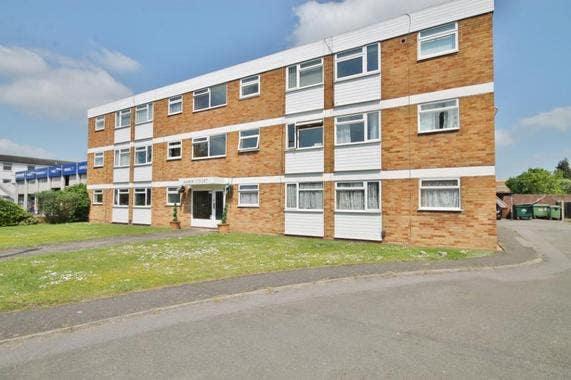 1 Bed Flat with river views and parking, Staines Main Photo