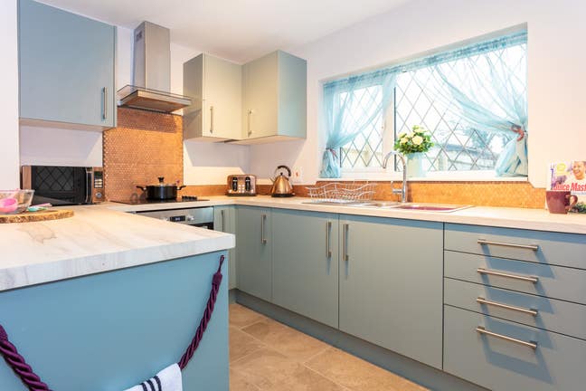 Beautiful Large double room - peaceful housemates  Main Photo