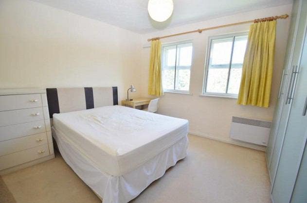 Spacious & furnished Double Room for a single pers Main Photo