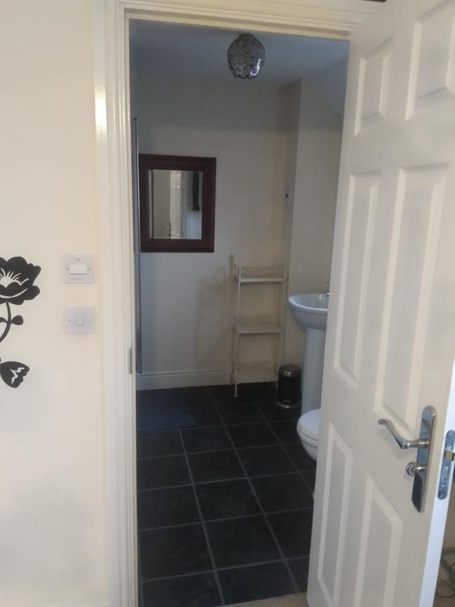 Very large double bedroom with ensuite. (Mon-Fri) Main Photo