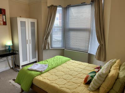Fab large ensuite room Town Centre 15 May &pound;685/m Main Photo