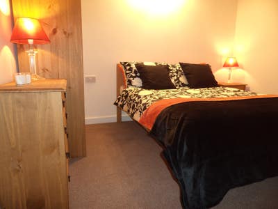 Fab fully furnished luxury 1 bed mezzanine apt. Main Photo