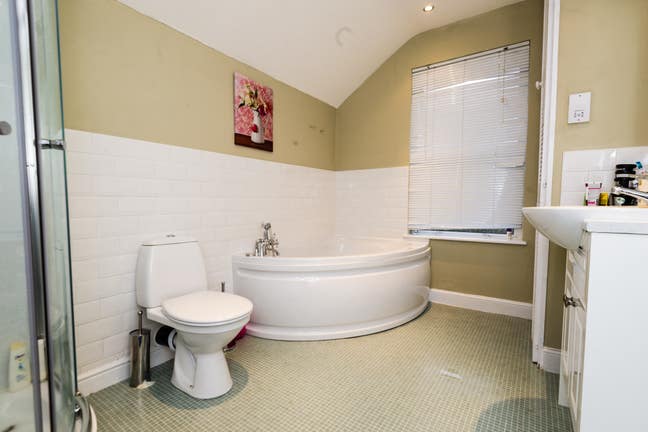 Sunny double room HUGE shared living space Main Photo