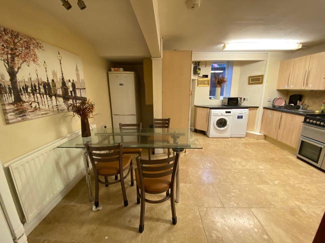 Double room in an all female house in Abington Main Photo