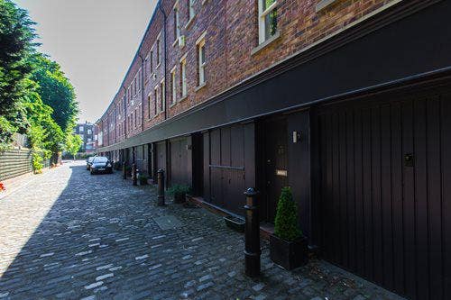 Room in house share in private gated Mews Main Photo