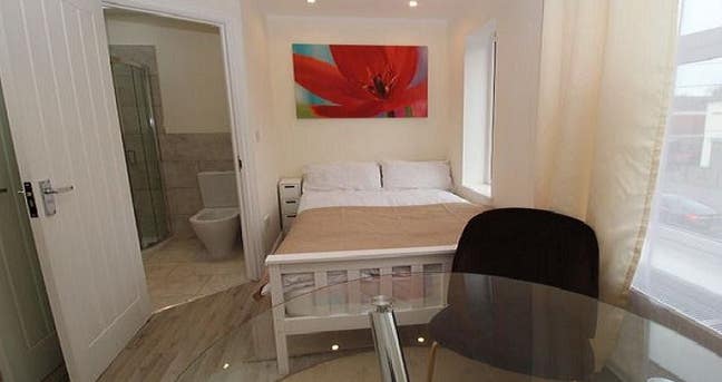 En-suit room- house with tidy friendly tenants Main Photo