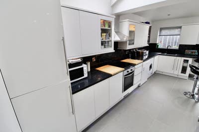 Female House Share Double Room Available Main Photo
