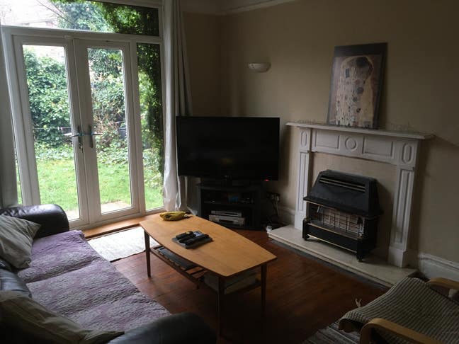 Two double rooms available in spacious house Main Photo