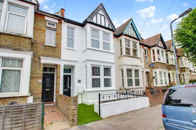 🏡 Large Double En-Suite Room - Close to Hospital Main Photo