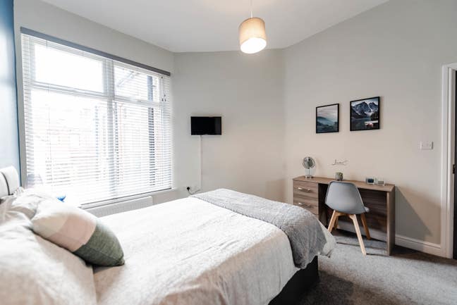 Fantastic ensuite room available in Bolton Main Photo