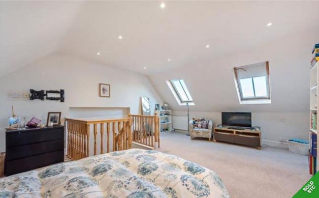 Large studio room on its own floor - on the Downs Main Photo