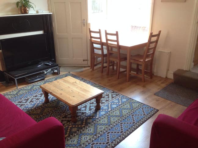 2 Rooms in 5 bedroom house on Burley Road Main Photo