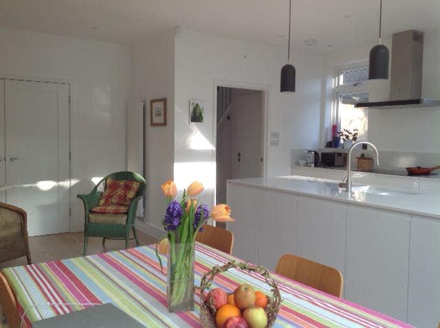 Double Room in newly refurbished house Main Photo