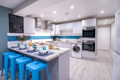 Beautifully Designed FRIENDLY house near amenities Main Photo