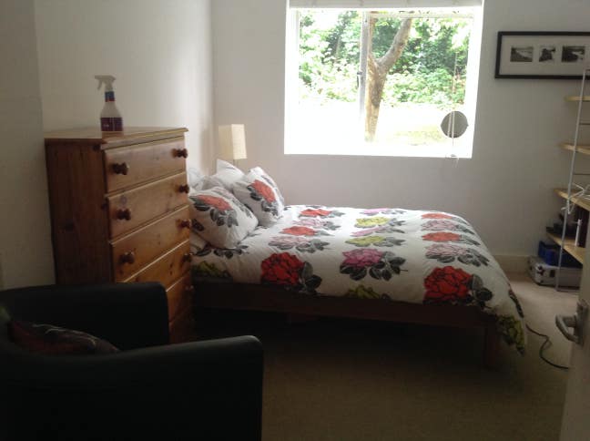 Double room in clean quiet family home Main Photo