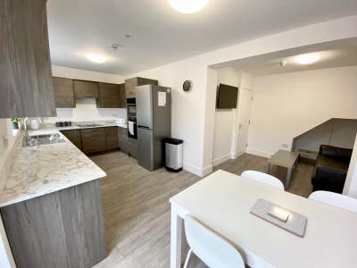 Near Omega Business Park - Modern En-Suite Room Main Photo