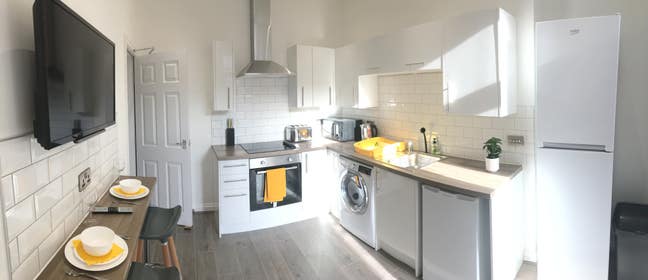 10 min walk to town centre & bus station * Ensuite Main Photo