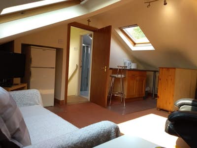 Double Bedroom with Ensuite  Mon to Fri Only Main Photo