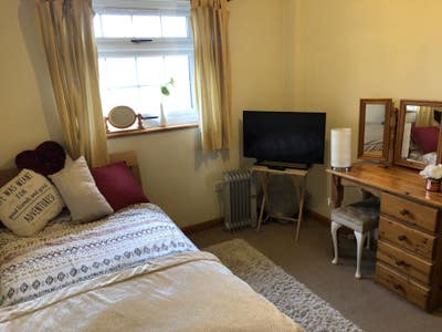 Double room! Next to Shepperton studio Main Photo