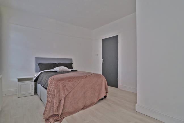 Double Ensuite Town Centre + Zero Deposit  Main Photo