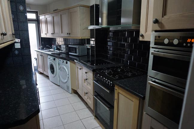 Kingsize room, 400m to station, Close to North Mid Main Photo