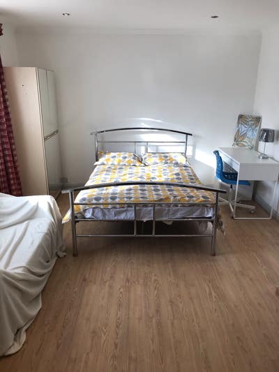 Huge Double Bedroom in a Spacious House in Windsor Main Photo