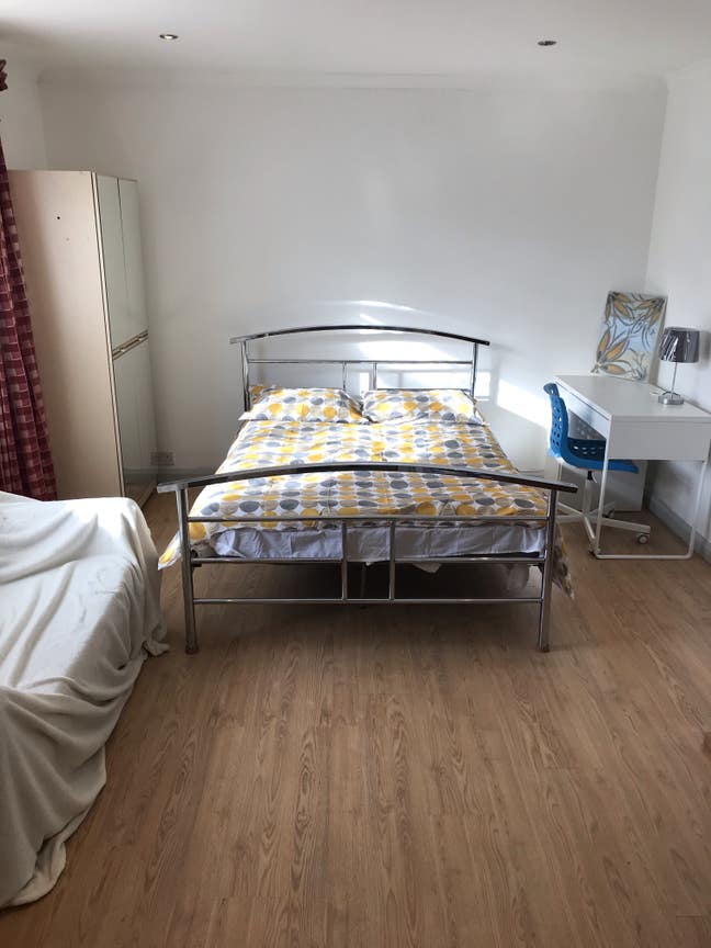 Huge Double Bedroom in a Spacious House in Windsor Main Photo