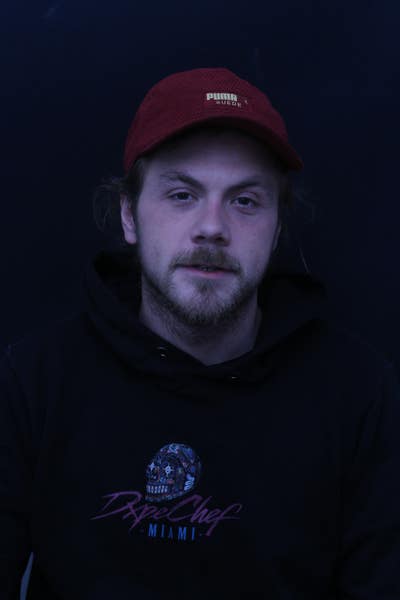 Looking for a property/room or buddy up Main Photo