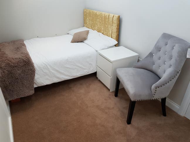 Small dbl rm, own bathrm, female share E Croydon Main Photo