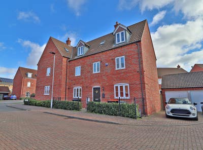 Zero Deposit + Amazing House + Lovely Garden Main Photo