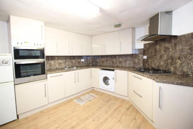 Superb Large 3 Double Bedroom Garden Flat Main Photo