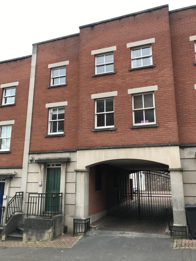 One Room in Shared 5 Bed Modern Prof' House Main Photo