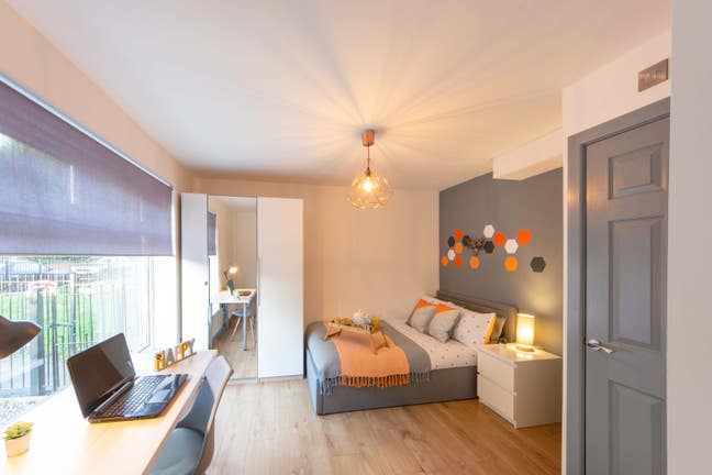 ENSUITE 5* Double Bedroom all bills included  Main Photo
