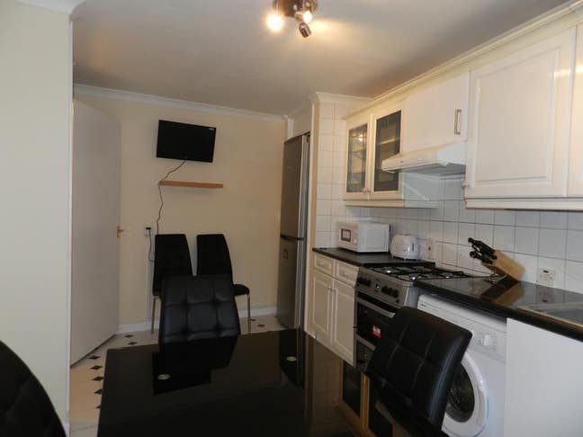   Bright, clean spacious rooms, easy going housema Main Photo