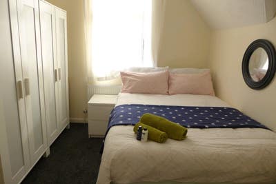 Bright and Spacious Nest with Bathroom Main Photo