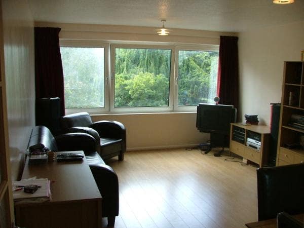 Bright spacious flat in riverside location Main Photo