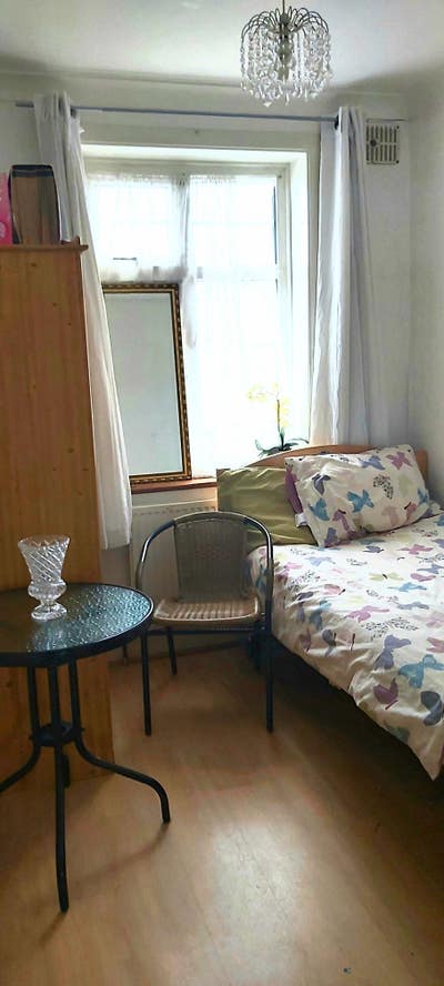 A single room in lovely family home  Main Photo